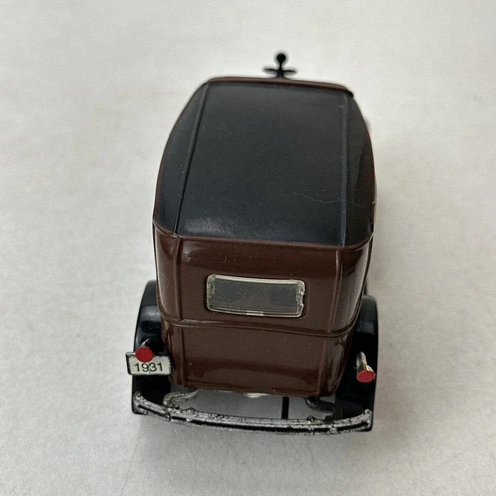 1931 Ford Model A 1:32 Diecast Car Brown Black Opening Doors